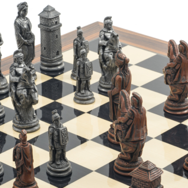 Moment de jeu intense avec le Jeu d'Échecs Romain, pièces en bronze et argent - Le Palais Des Echecs