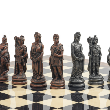 Gros plan sur les pièces emblématiques du Jeu d'Échecs Romain en bois et métal - Le Palais Des Echecs