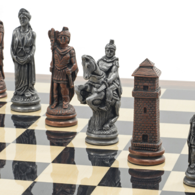 Détails des pièces du Jeu d'Échecs Romain et la tour sur l'échiquier - Le Palais Des Echecs