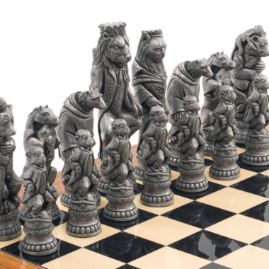 Mise en scène dynamique du Jeu d'Échecs Reynard le Renard Grand Luxe en pleine partie