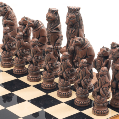 Gros plan sur les pièces maîtresses du Jeu d'Échecs Reynard le Renard Grand Luxe