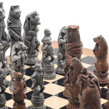 Vue des pièces brunes du Jeu d'Échecs Reynard le Renard Grand Luxe sur un plateau élégant