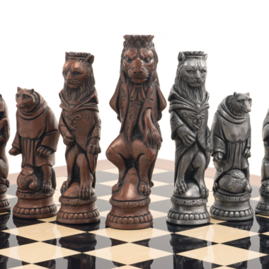 Finesse des totems du Jeu d'Échecs Reynard le Renard Grand Luxe révélée en détail