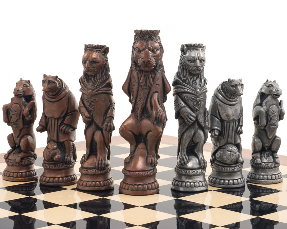Finesse des totems du Jeu d'Échecs Reynard le Renard Grand Luxe révélée en détail