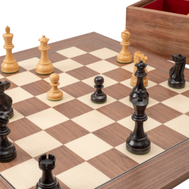 Vue rapprochée du jeu d'échecs Levisham mettant en avant les pièces sur le plateau