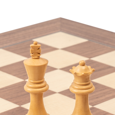 Gros plan sur le roi et la reine du jeu d'échecs Levisham, symboles du jeu stratégique