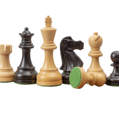 Focused view des pièces du jeu d'échecs Levisham montrant la qualité artisanale
