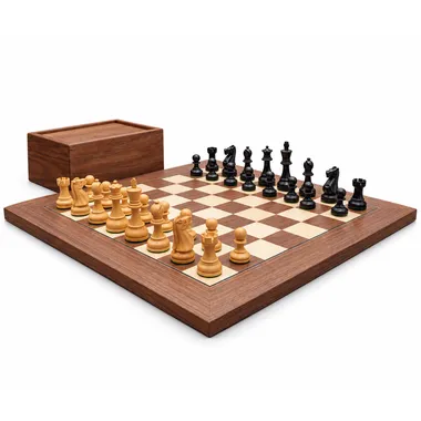 Jeu d'échecs Levisham noir et noyer sur une table en bois dans une ambiance chaleureuse