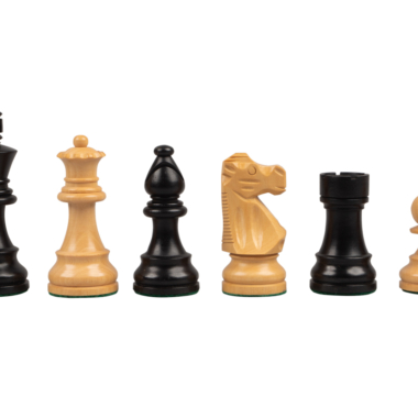 Détails des pièces d'échecs noir et blanc sur un meuble élégant