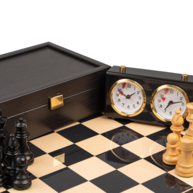 Jeu d'échecs en bois noir avec horloges sur une surface brillante