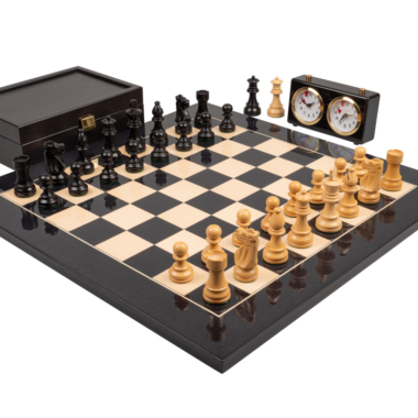 Vue d'un ensemble d'échecs noir et blanc avec la boîte de rangement