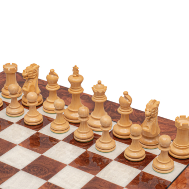 Partie de jeu d'échecs en briarwood avec pièces blanches en statut de départ