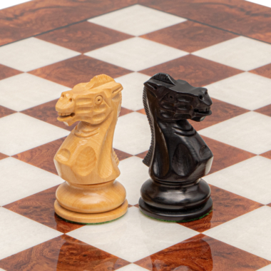 Détails des cavaliers du jeu d'échecs luxe sur plateau de briarwood