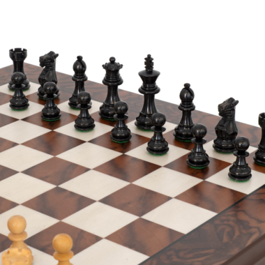 Détails des pièces noires du jeu d'échecs Kingsclere à l'arrière-plan