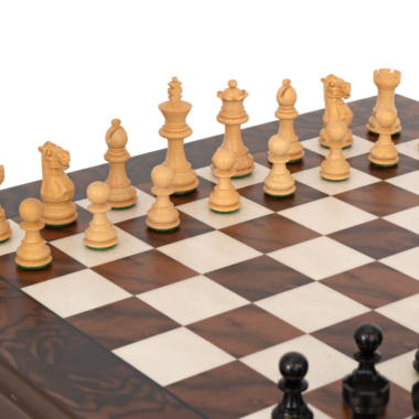 Détails des pièces blanches du jeu d'échecs Kingsclere jouant une partie