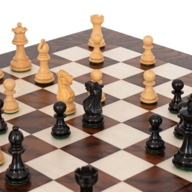 Gros plan sur les pièces du jeu d'échecs Kingsclere en pleine action