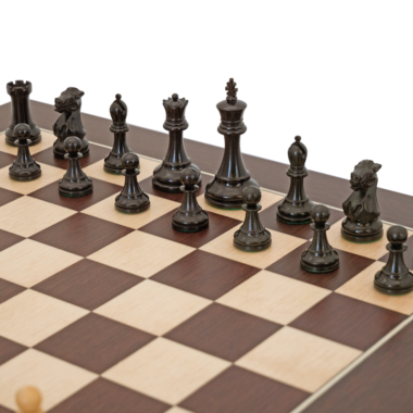 Détails des pièces noires du Jeu d'Échecs Miniature Luxe Couronnement, angle rapproché