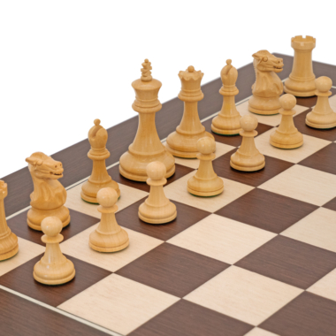 Détails des pièces blanches en bois du Jeu d'Échecs Miniature Luxe Couronnement, angle serré