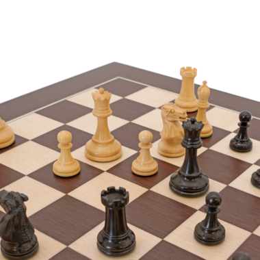 Vue dynamique du Jeu d'Échecs Miniature Luxe Couronnement, pièces sur l'échiquier en action