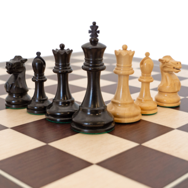 Groupe de pièces noires et blanches du Jeu d'Échecs Miniature Luxe Couronnement en fin de partie