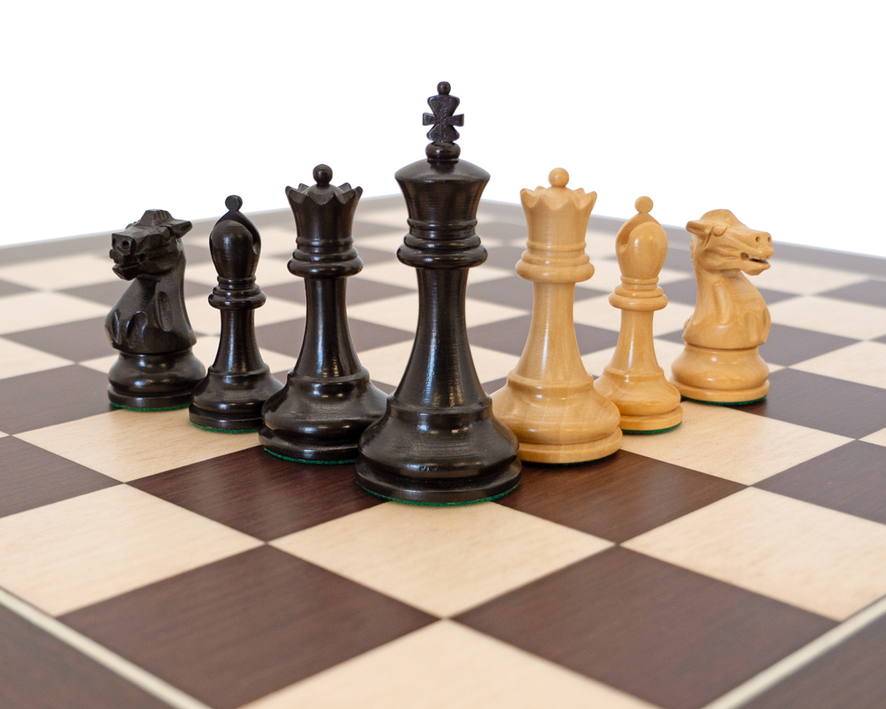 Groupe de pièces noires et blanches du Jeu d'Échecs Miniature Luxe Couronnement en fin de partie