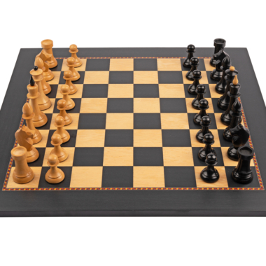 Angle supérieur du jeu d'échecs montrant les pièces noires et blanches - Le Palais Des Echecs