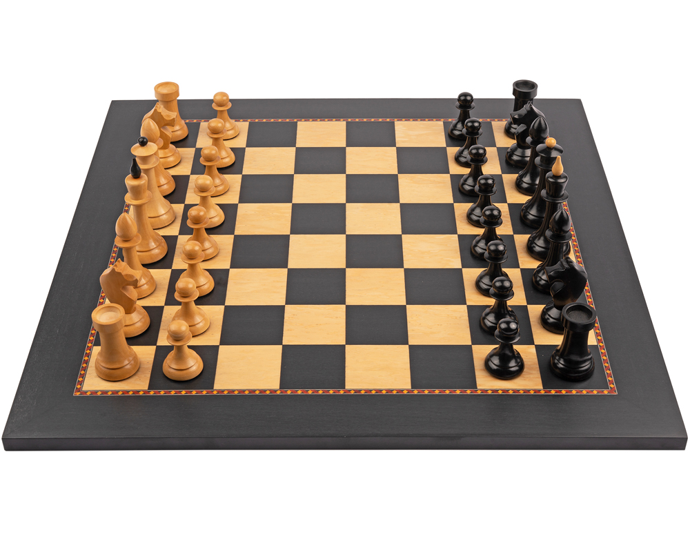 Angle supérieur du jeu d'échecs montrant les pièces noires et blanches - Le Palais Des Echecs