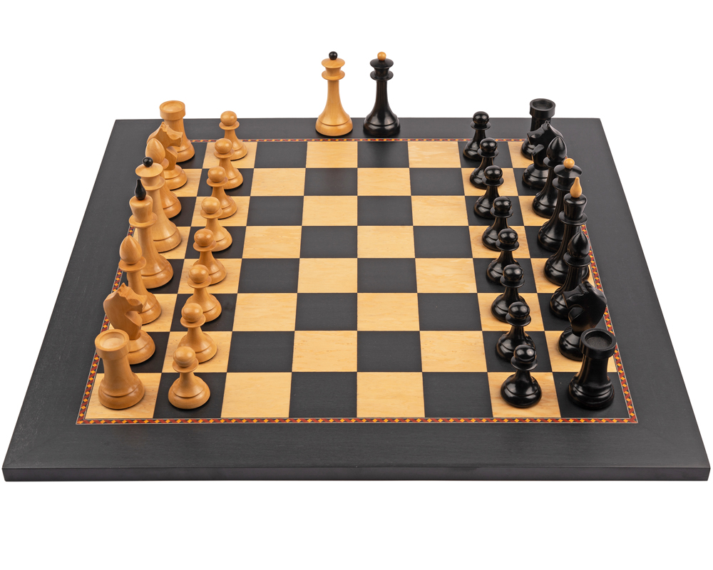 Vue en biais du jeu d'échecs avec les rois en position centrale - Le Palais Des Echecs