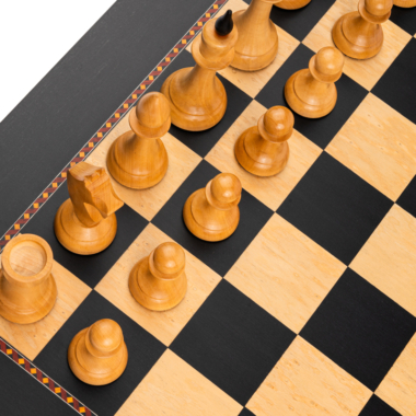 Détail des pions en bois clair sur le plateau d'échecs - Le Palais Des Echecs