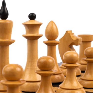 Gros plan sur les pièces en bois clair, incluant le cavalier - Le Palais Des Echecs
