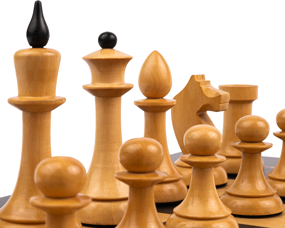 Gros plan sur les pièces en bois clair, incluant le cavalier - Le Palais Des Echecs