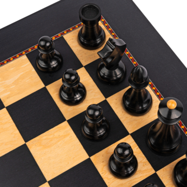 Détail des pièces noires avec le roi en avant sur le plateau - Le Palais Des Echecs