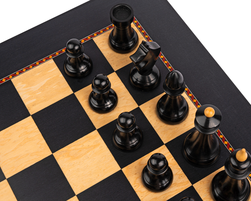 Détail des pièces noires avec le roi en avant sur le plateau - Le Palais Des Echecs