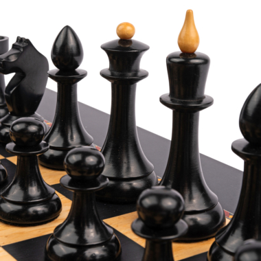 Vue rapprochée des pièces noires détaillant la finition du bois - Le Palais Des Echecs