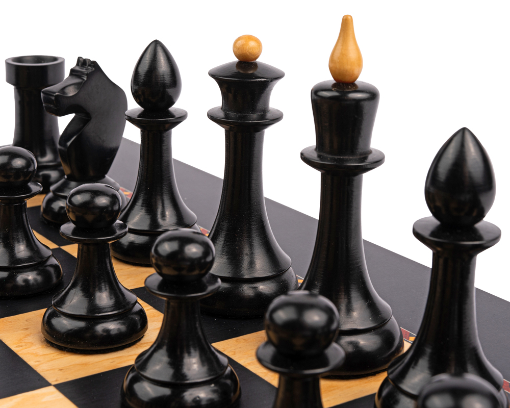 Vue rapprochée des pièces noires détaillant la finition du bois - Le Palais Des Echecs