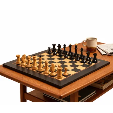 Jeu d'échecs installé sur une table dans un salon chaleureux avec des fauteuils