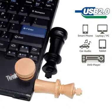 Clé USB 2.0 en bois de pion d'échecs, connectée à un ordinateur portable