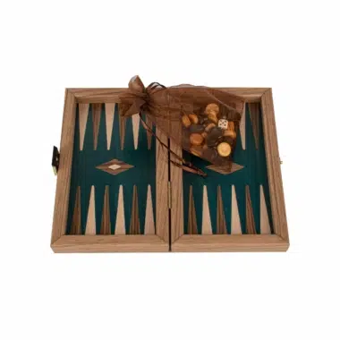 Coffret de backgammon ouvert avec sachet de pions en bois