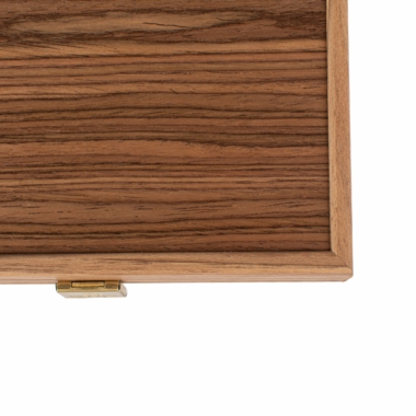 Détail du coffre en noyer avec finition soignée - Le Palais Des Echecs