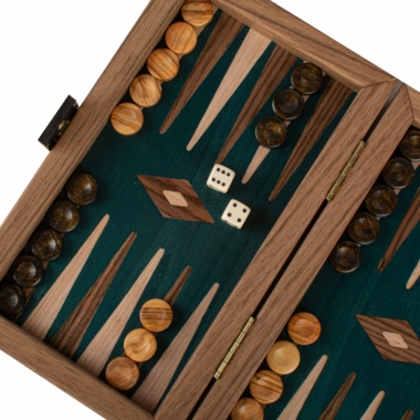 Vue rapprochée du plateau de backgammon avec pions et dés
