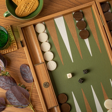 Ambiance chaleureuse autour du plateau de backgammon avec biscuits et accessoires