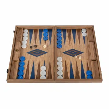 Jeu de backgammon en chêne et noyer présenté avec des pions bleus et blancs - Le Palais Des Echecs
