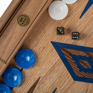 Gros plan sur les dés et les pions du jeu de backgammon aux motifs raffinés - Le Palais Des Echecs