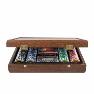 Coffret de poker en bois ouvert, avec jetons colorés et cartes - Le Palais Des Echecs