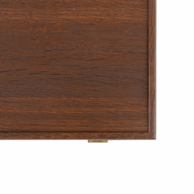 Détail de la surface du coffret de poker en bois de noyer, finition raffinée