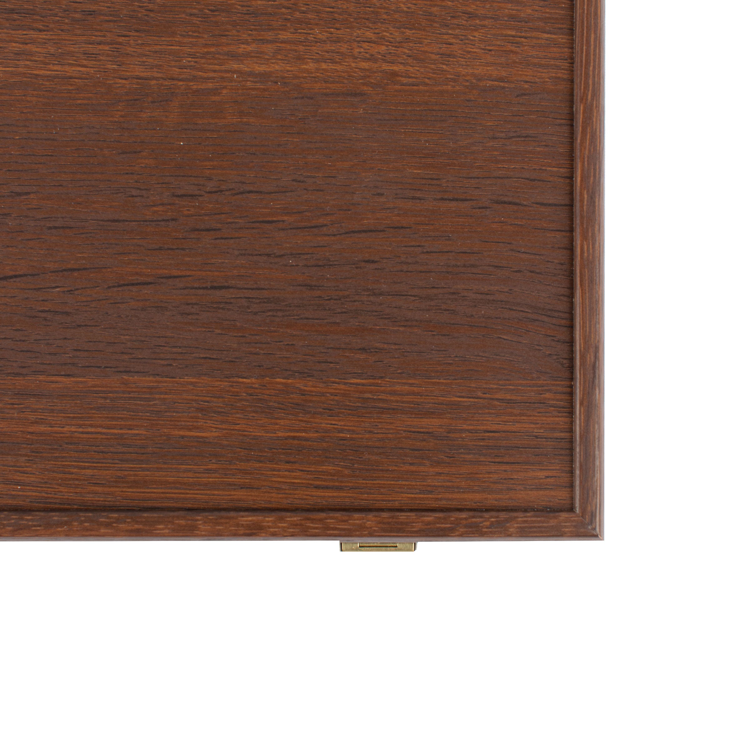 Détail de la surface du coffret de poker en bois de noyer, finition raffinée