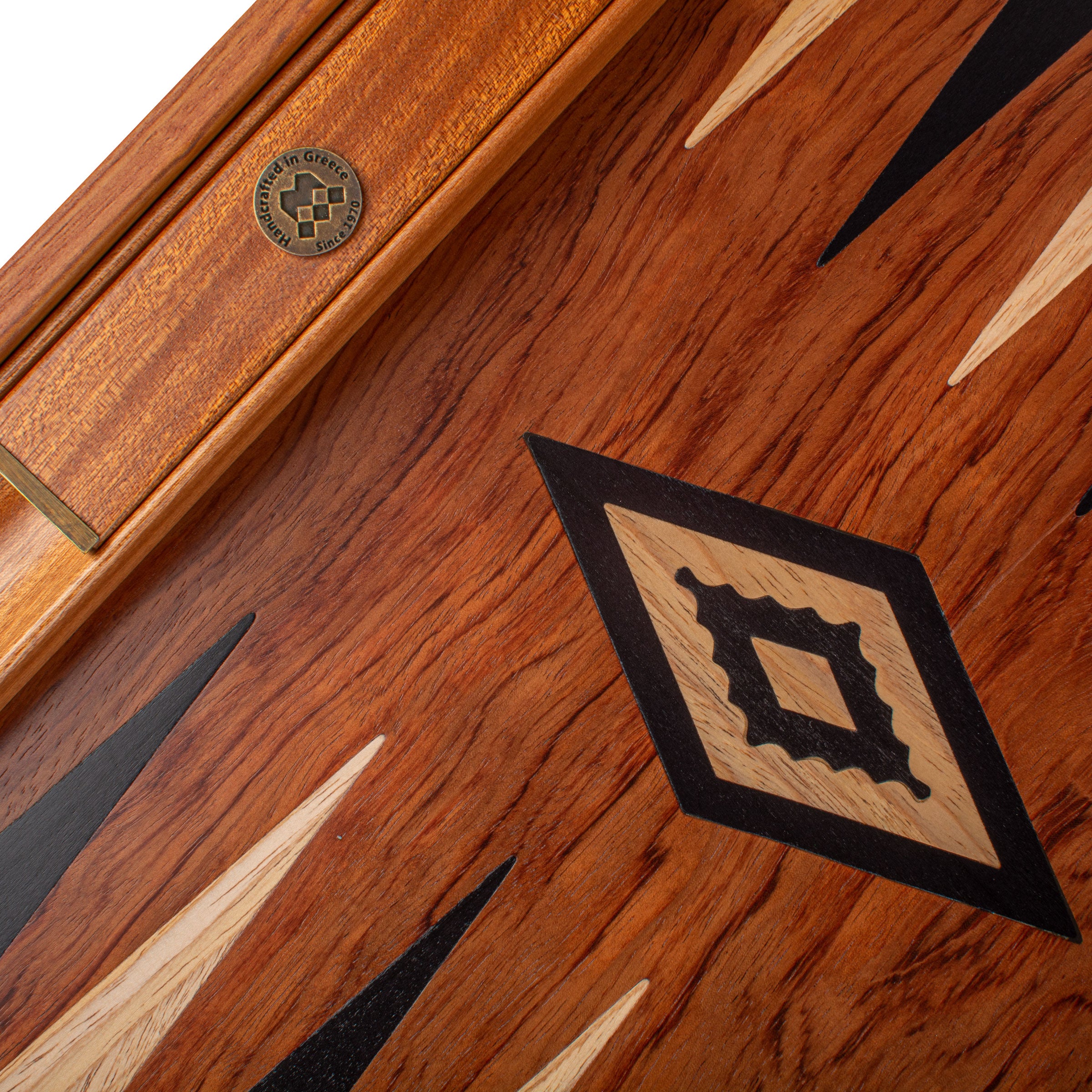 Zoom sur les motifs raffinés du plateau de backgammon en noyer - Le Palais Des Echecs