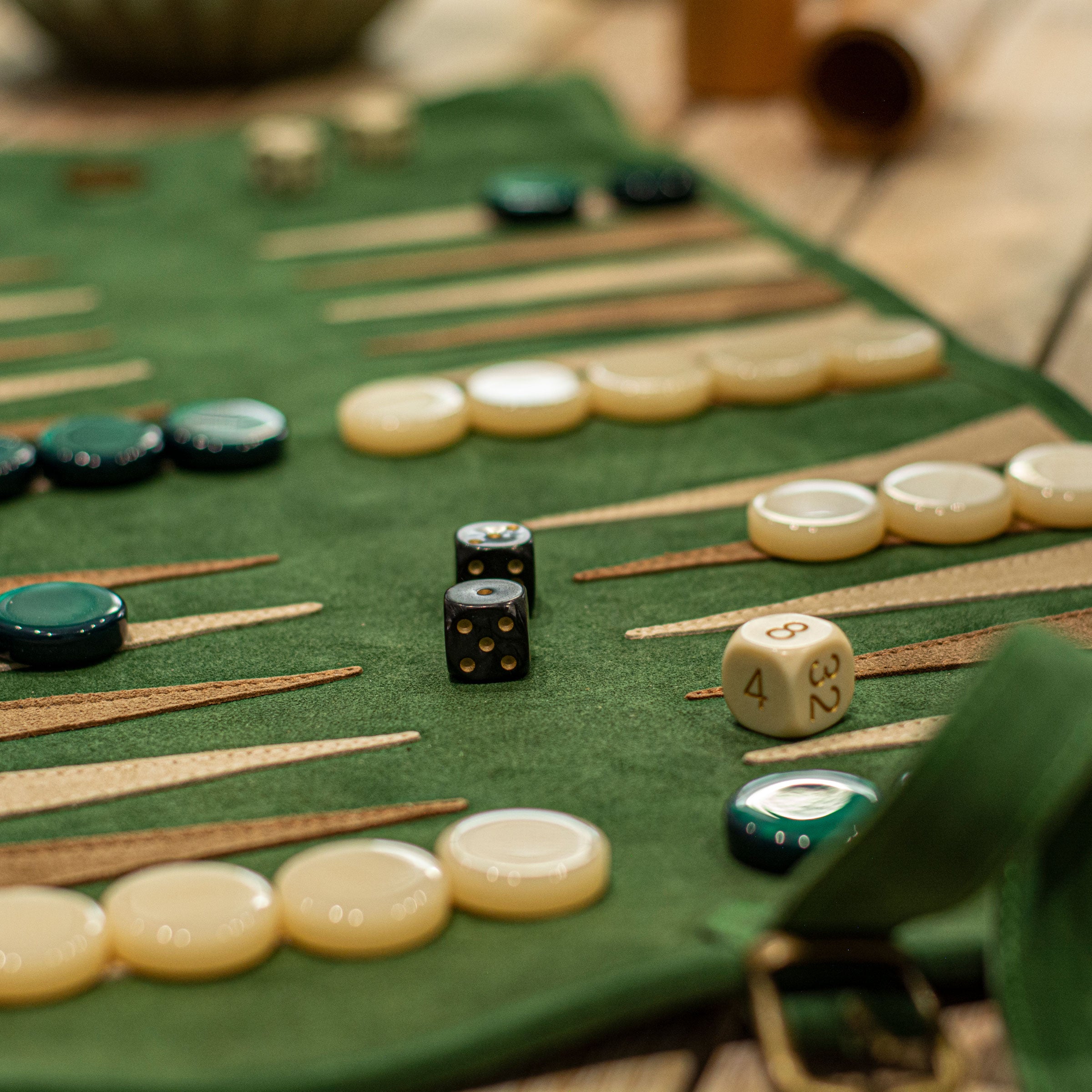 Backgammon en daim vert forêt sur une table en bois, pièces prêtes pour jouer - Le Palais Des Echecs