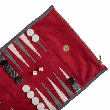 Détails du plateau de backgammon enroulable sur une table en bois - Le Palais Des Echecs