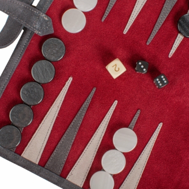 Détails du plateau de backgammon avec pions et dés sur fond rouge - Le Palais Des Echecs